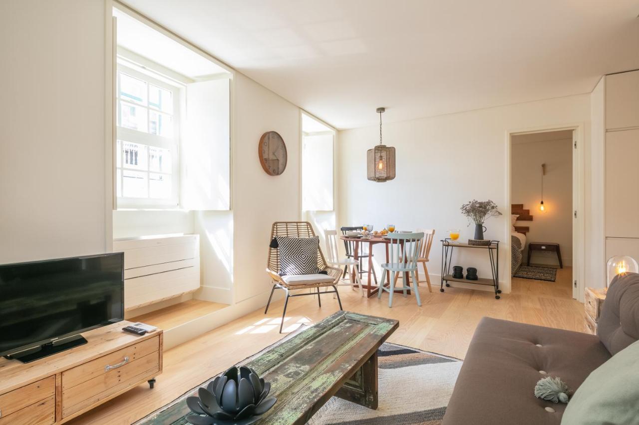 Deluxe One-Bedroom Apartment Historical View