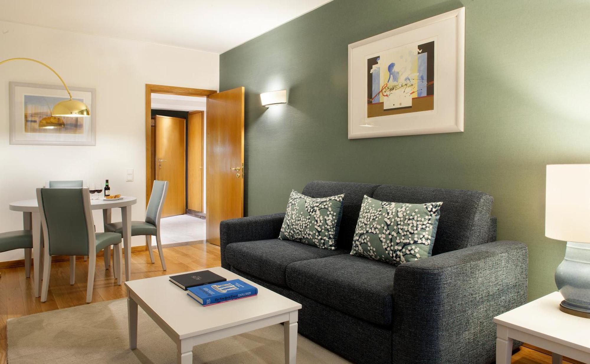 Deluxe One-Bedroom Apartment