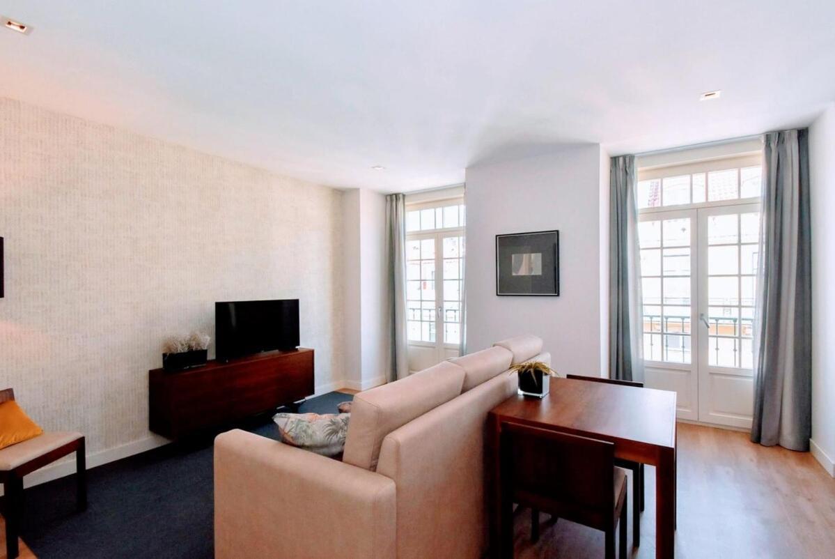 One-Bedroom Apartment Balcony City View