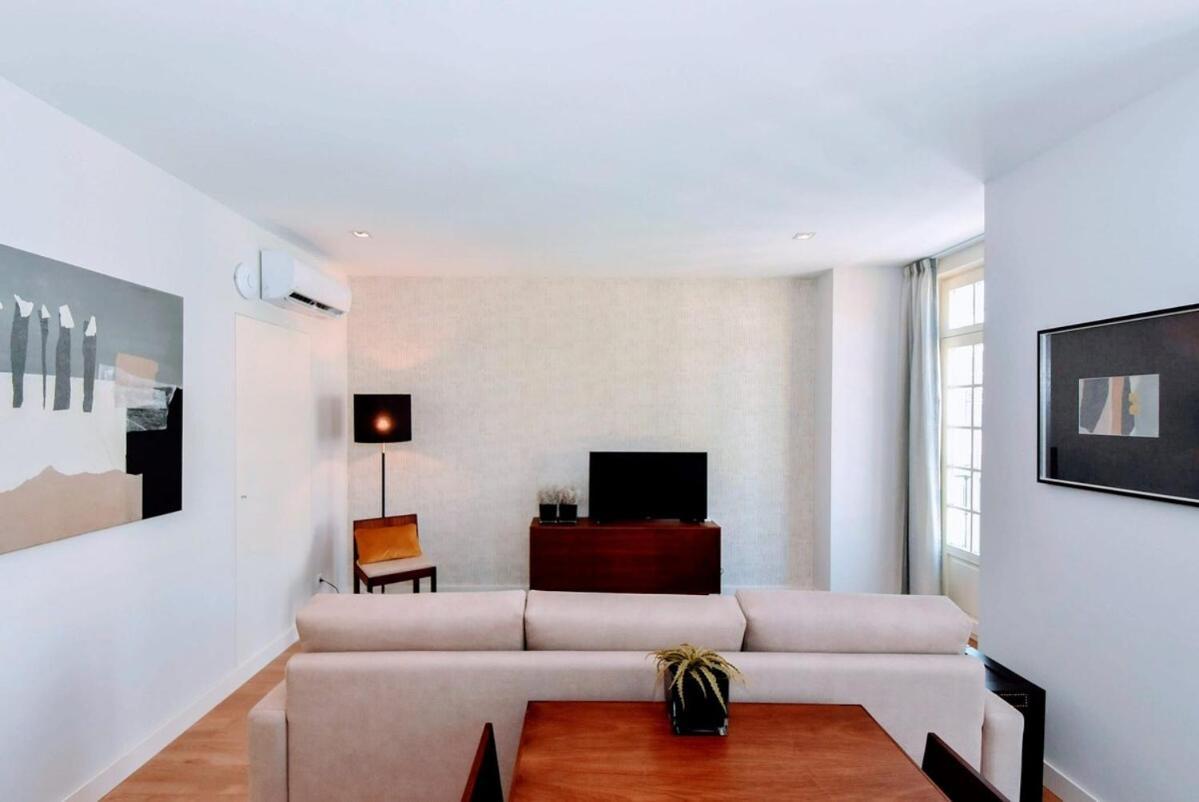 One-Bedroom Apartment Balcony City View