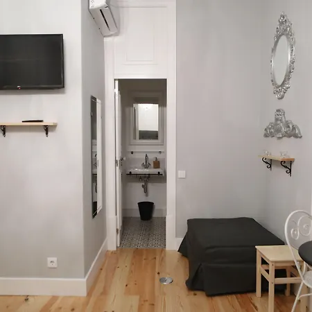 B In B Lisbon Downtown Suites-3